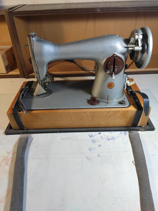 Продам бытовую швейную машинку с электро моторчиком