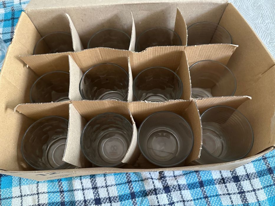 Copos de cozinha em caixa - €6 por dúzia