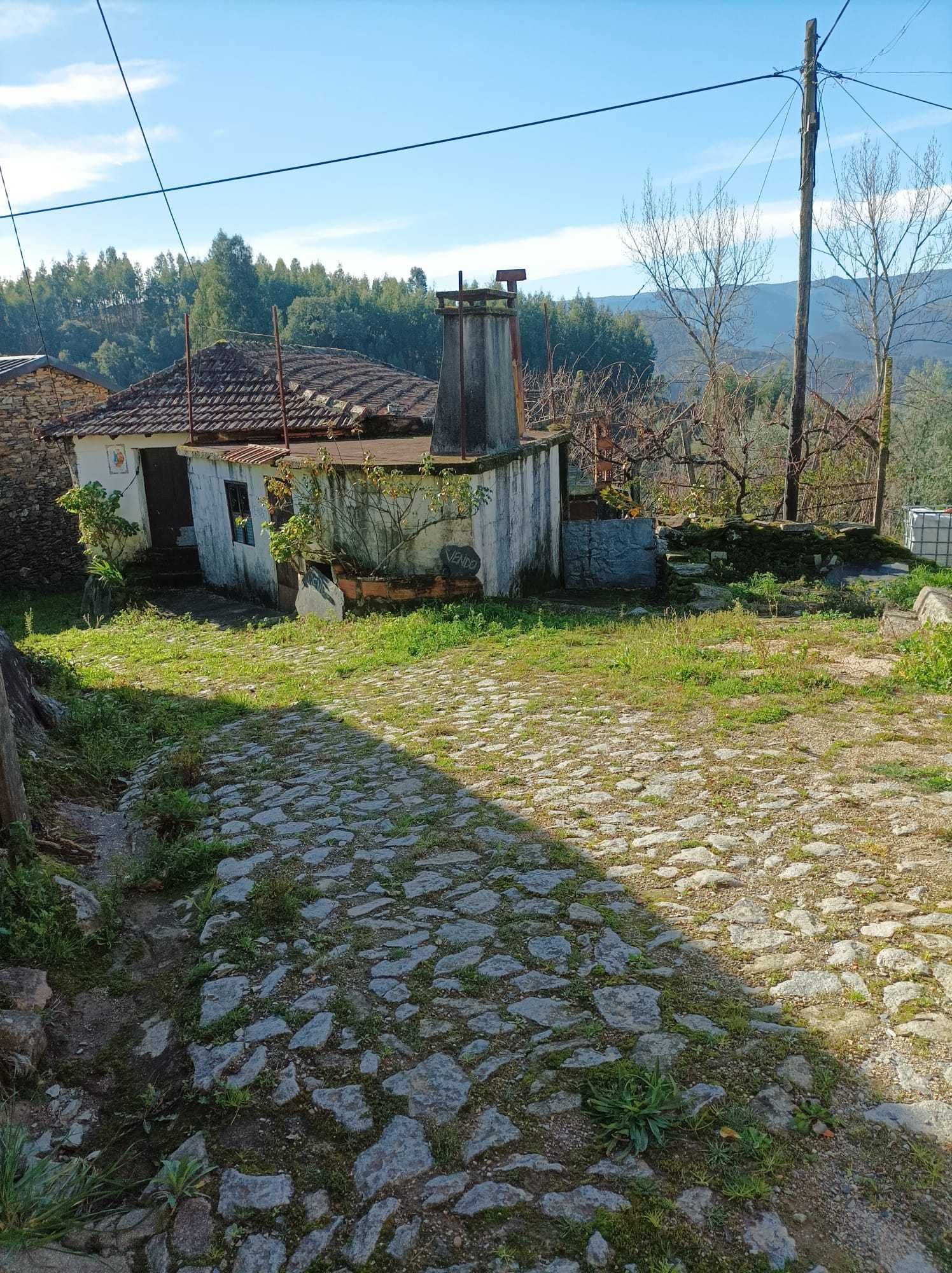 Casa rústica no meio da natureza