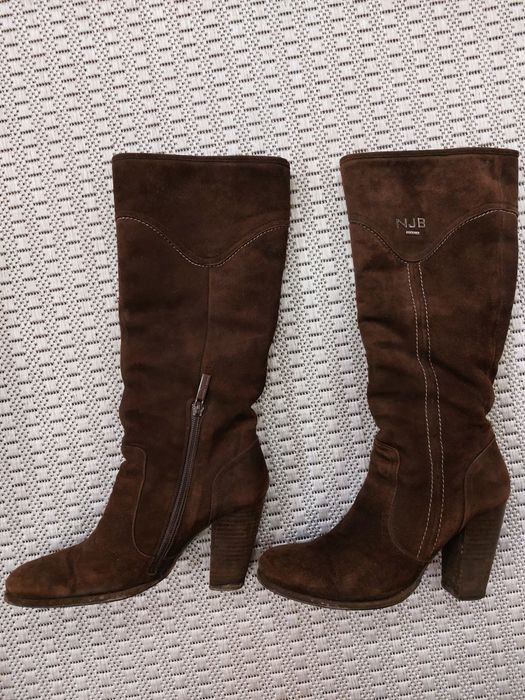Продам замшевые женские сапоги . Италия. 36 размер.