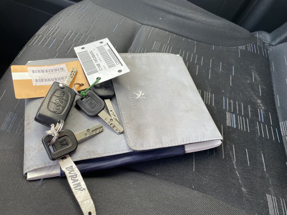 ч Peugeot Partner 2017 року випуску пасажир