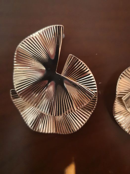 Brincos dourados leves