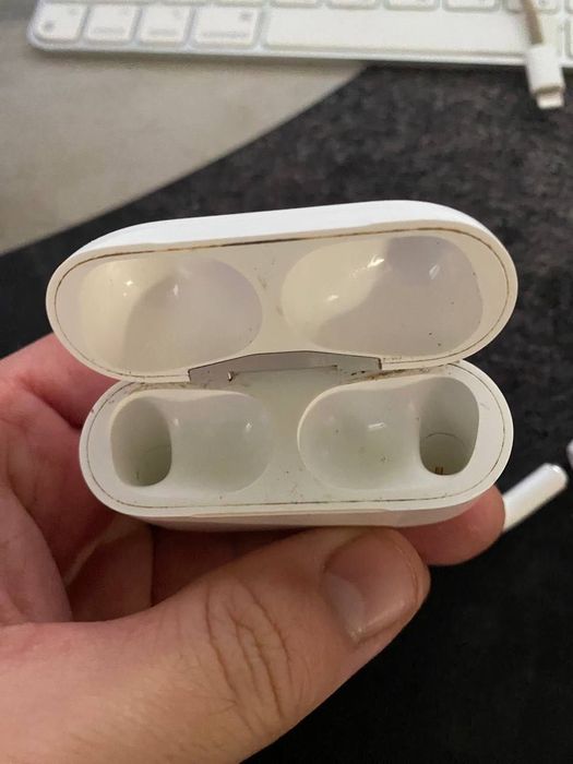Airpods PRO 1 покоління, оригінал, проблема з правим навушником