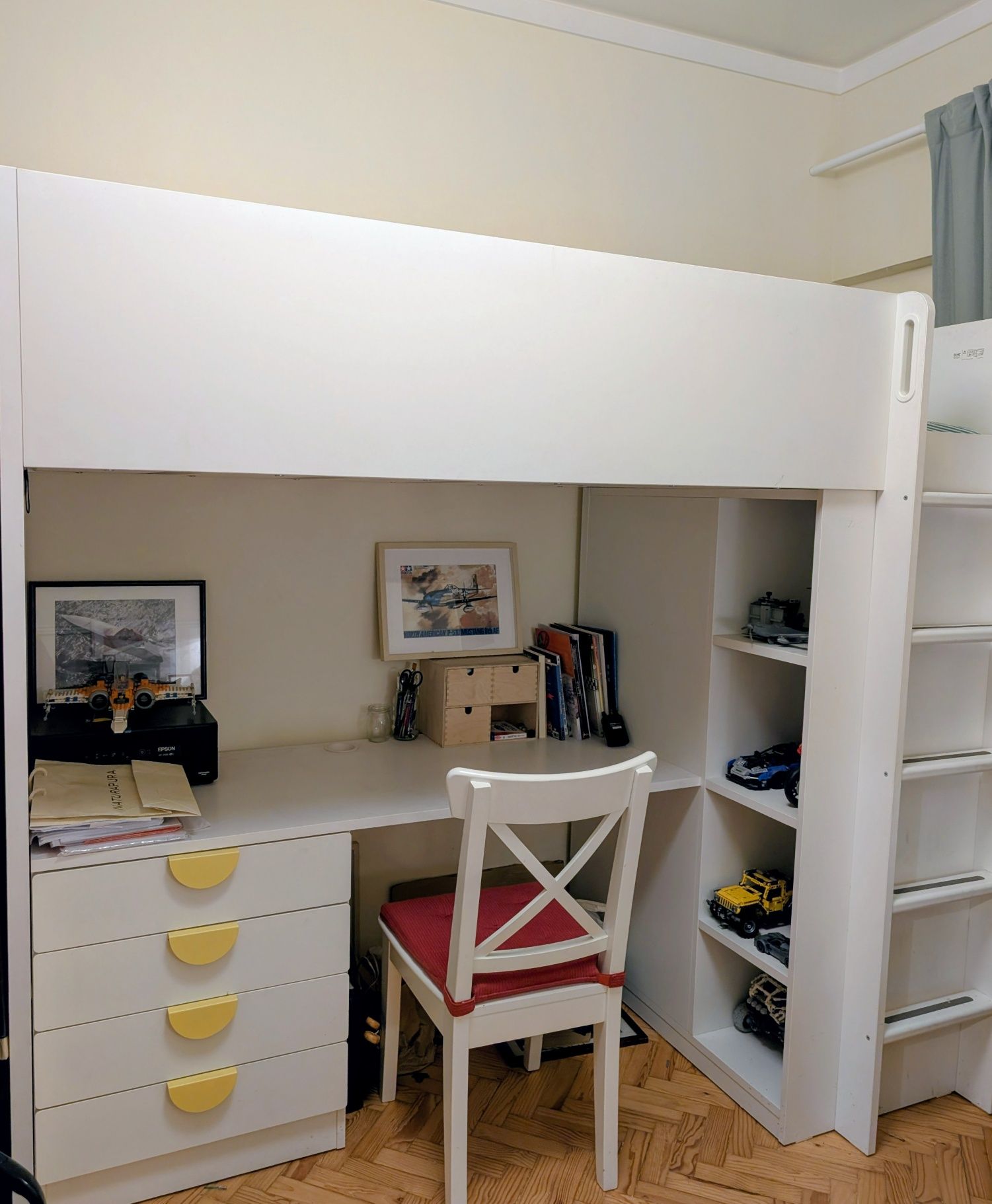 Cama alta Ikea com secretária, gavetas e roupeiro.