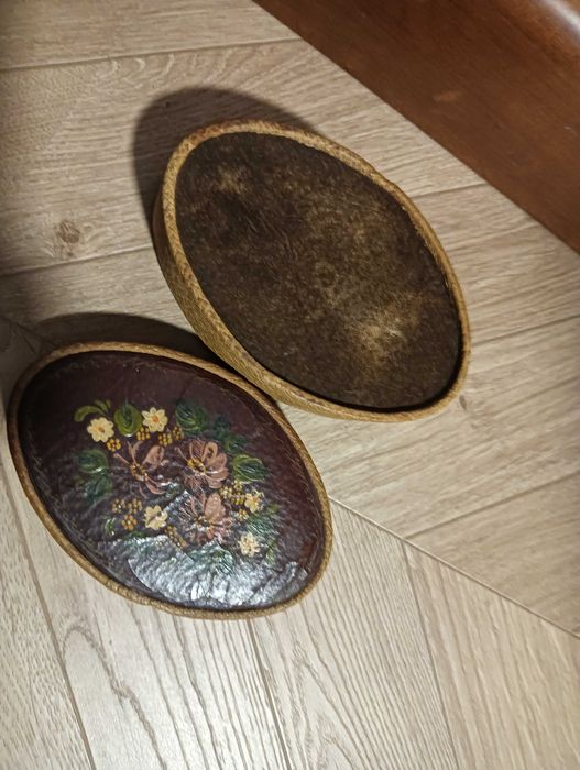 Pudełko z pokrywką stare skórzane malowane puzderko