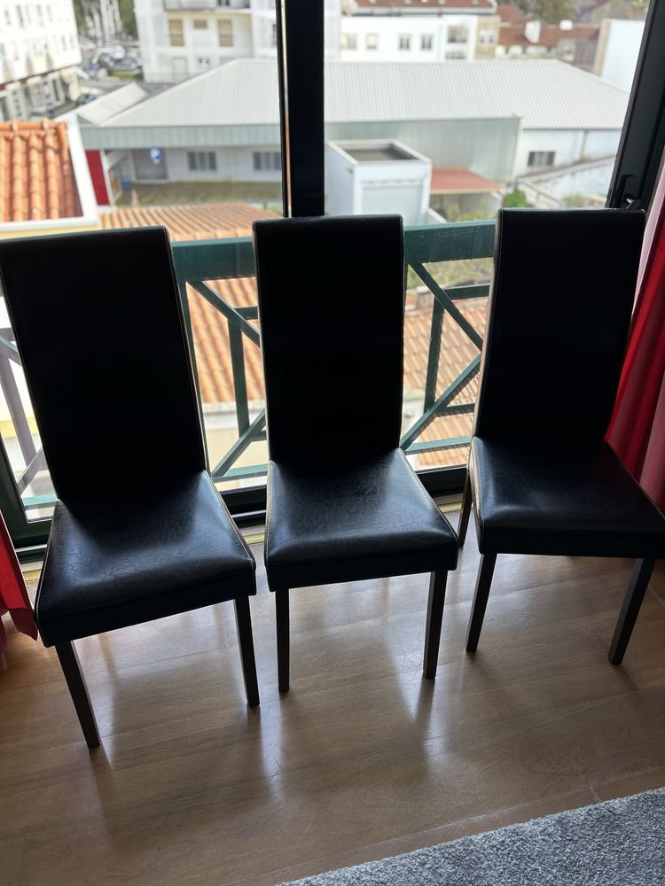 Vendo 3 cadeiras usadas pretas. 30€ cada!