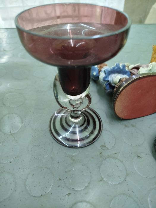 Mały wazonik dekoracyjny szklany i figurki