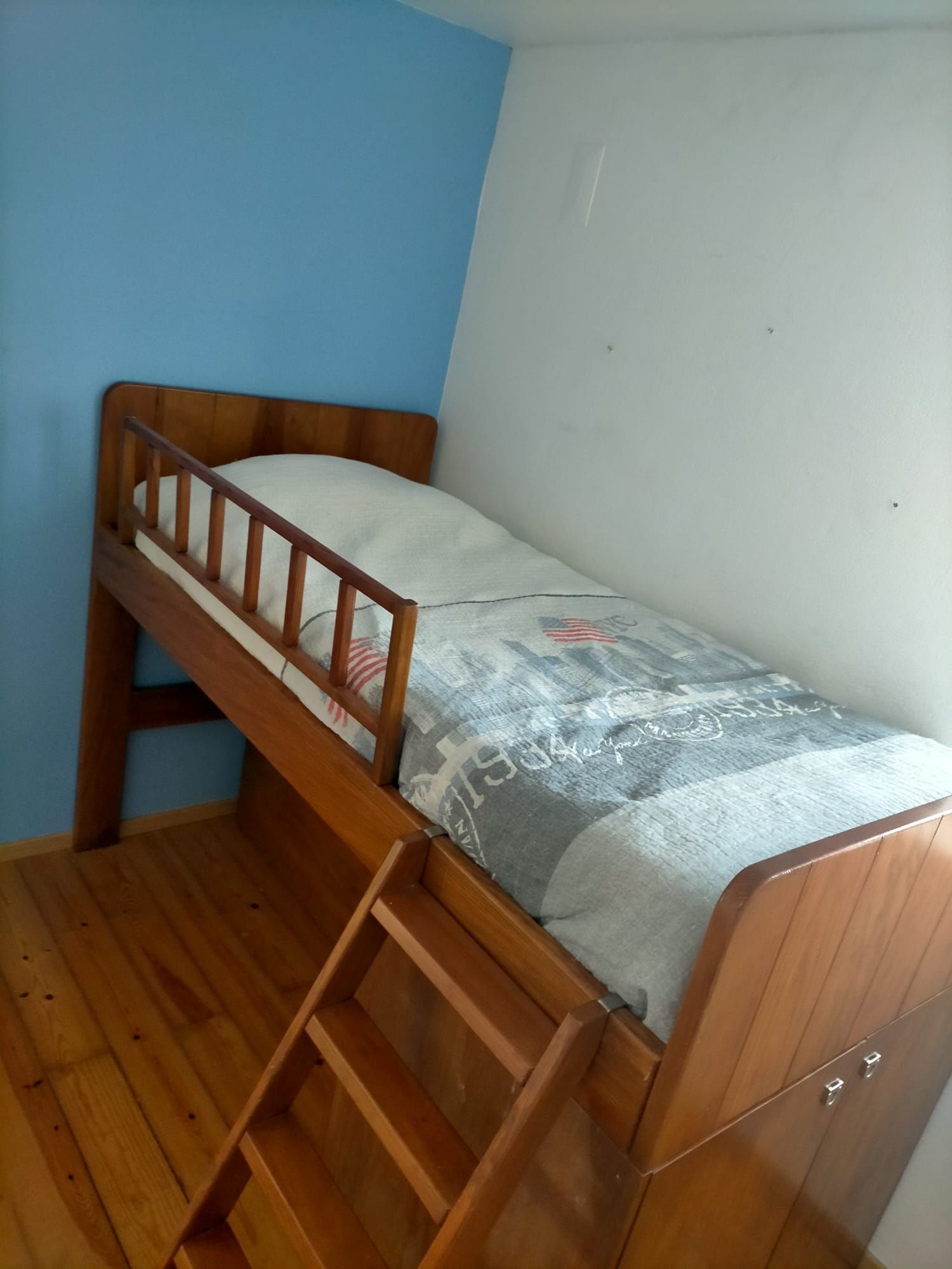 Cama alta em Pinho Maciço