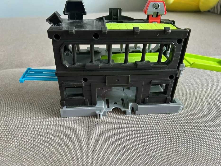 Hot Wheels поліцейська дільниця і Monster Trucks Arena Smashers