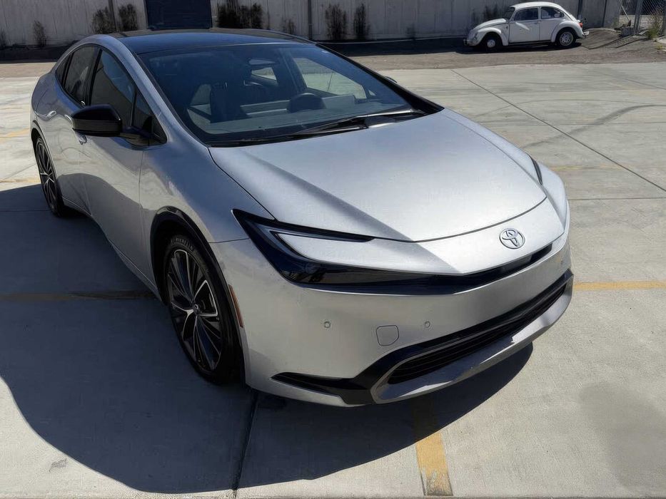 Toyota Prius      2024