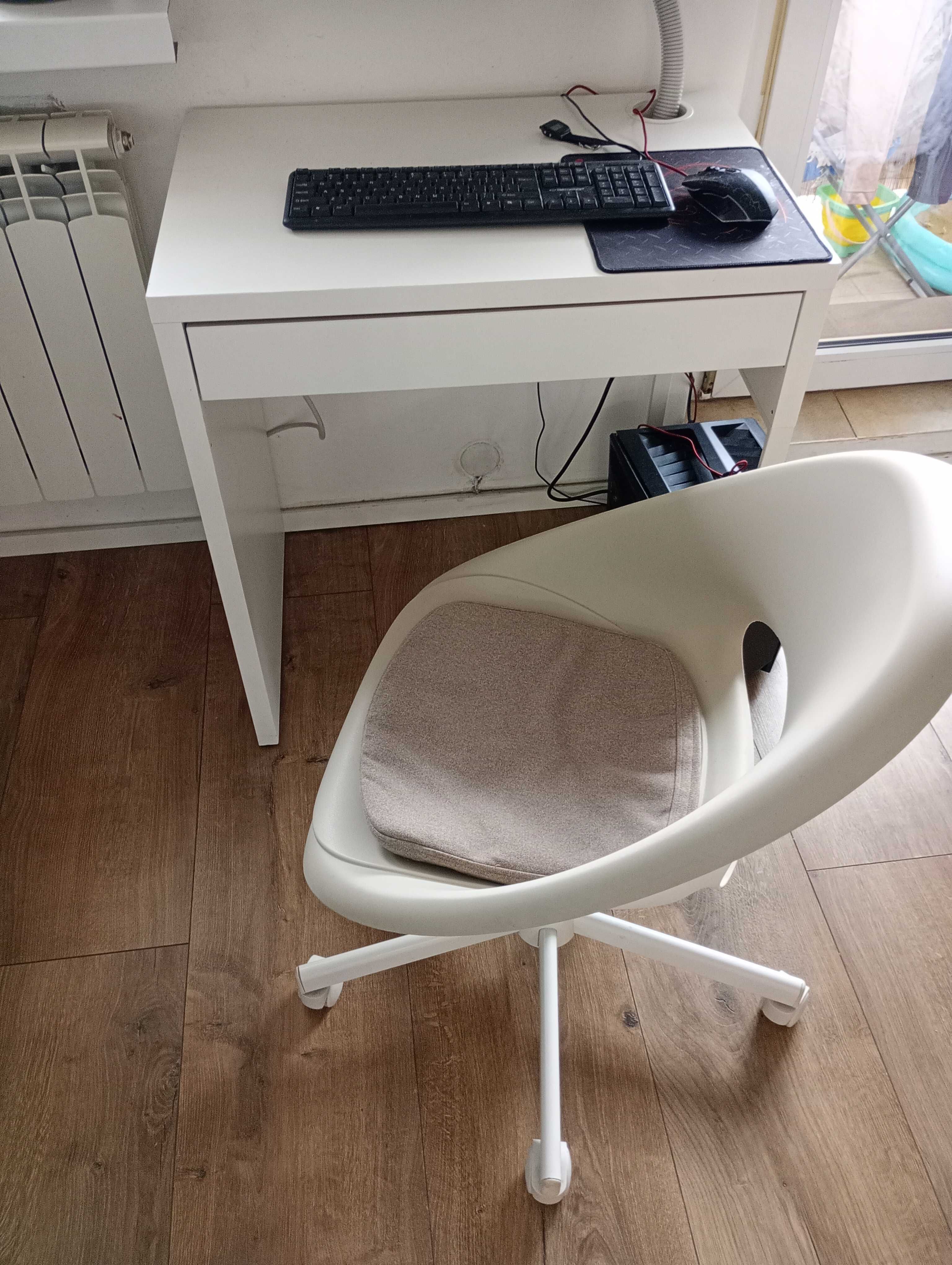 Krzesło z biurkiem IKEA