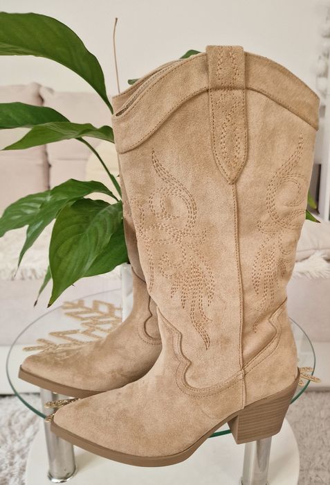 Kowbojki zamszowe "Bershka".
