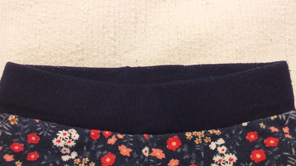 Spodnie ocieplane meszkiem kwiatki r. 128-134