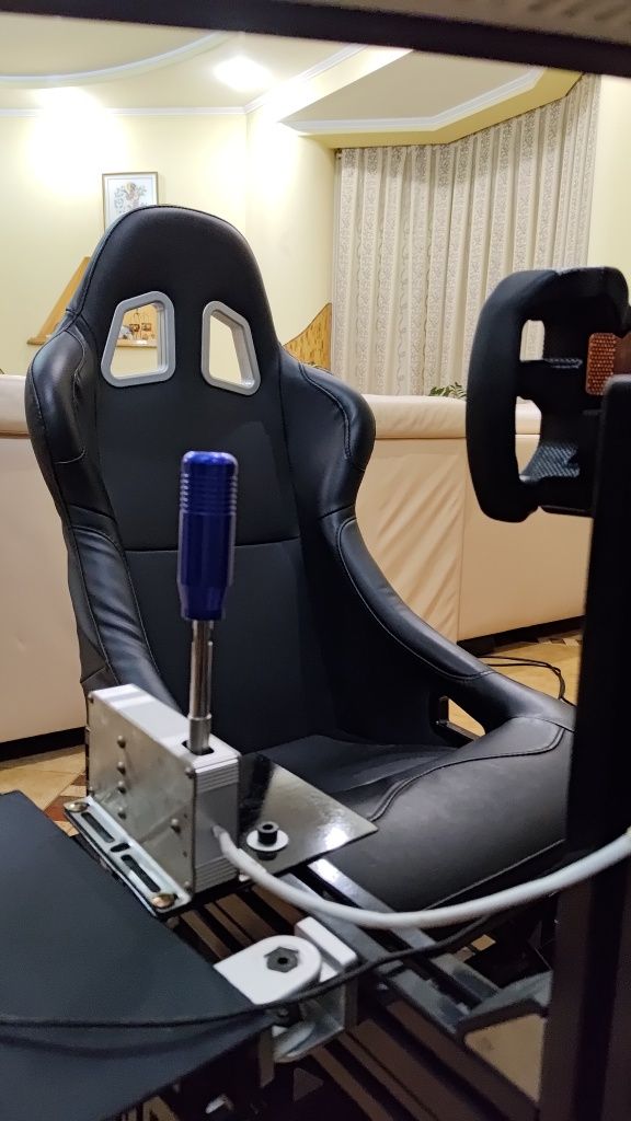 Кокпіт для симрейсингу в зборі