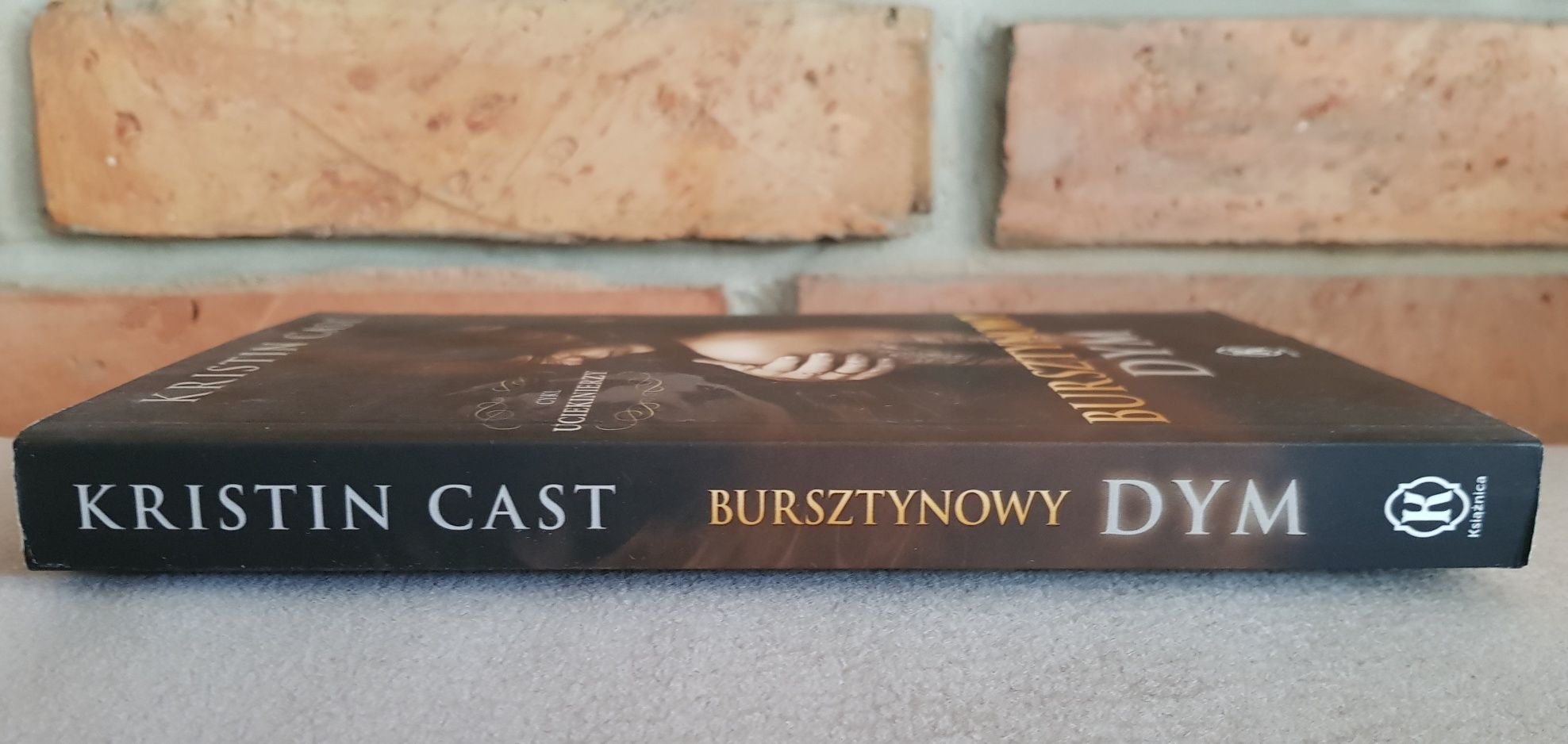 Kristin Cast  Bursztynowy Dym, Uciekinierzy I  NOWA