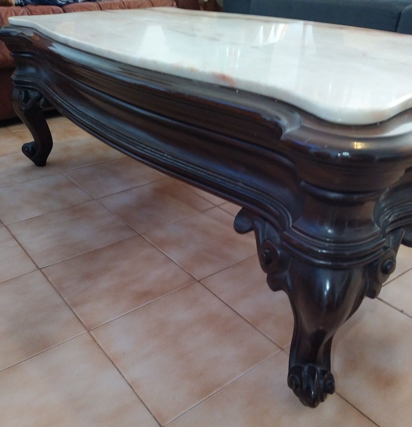Mesa de centro com mármore