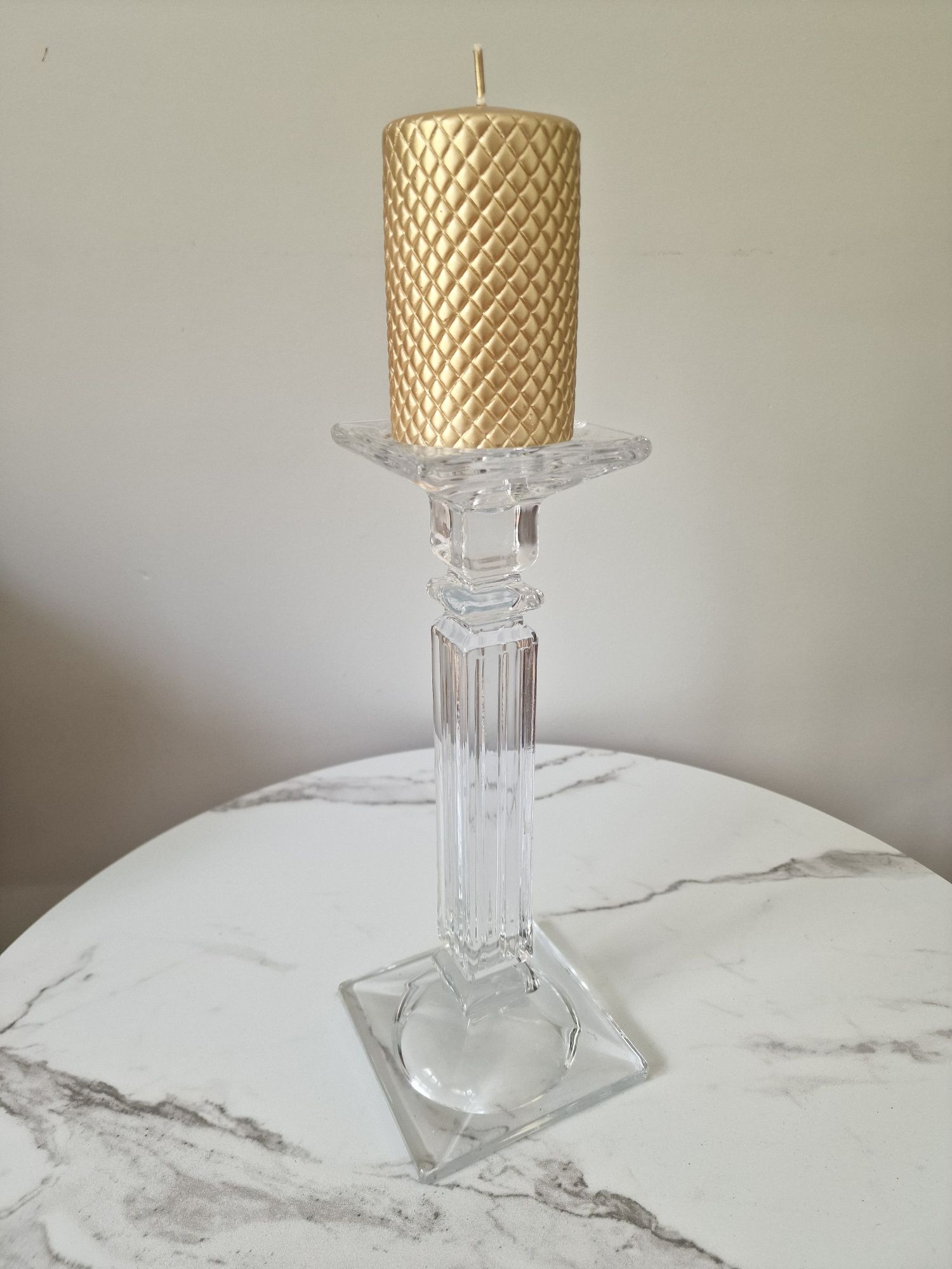 Świecznik kryształowy ze złotą świeczką