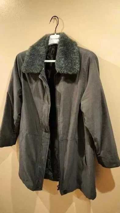 Casaco comprido de senhora, tamanho 46.