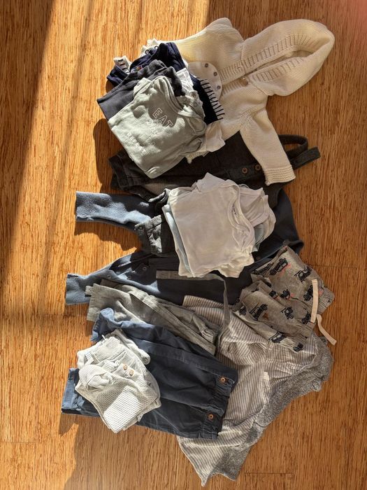 §25 Prendas de roupa de Bebe, 2-9 meses de Zara, H&M, Carters, GAP