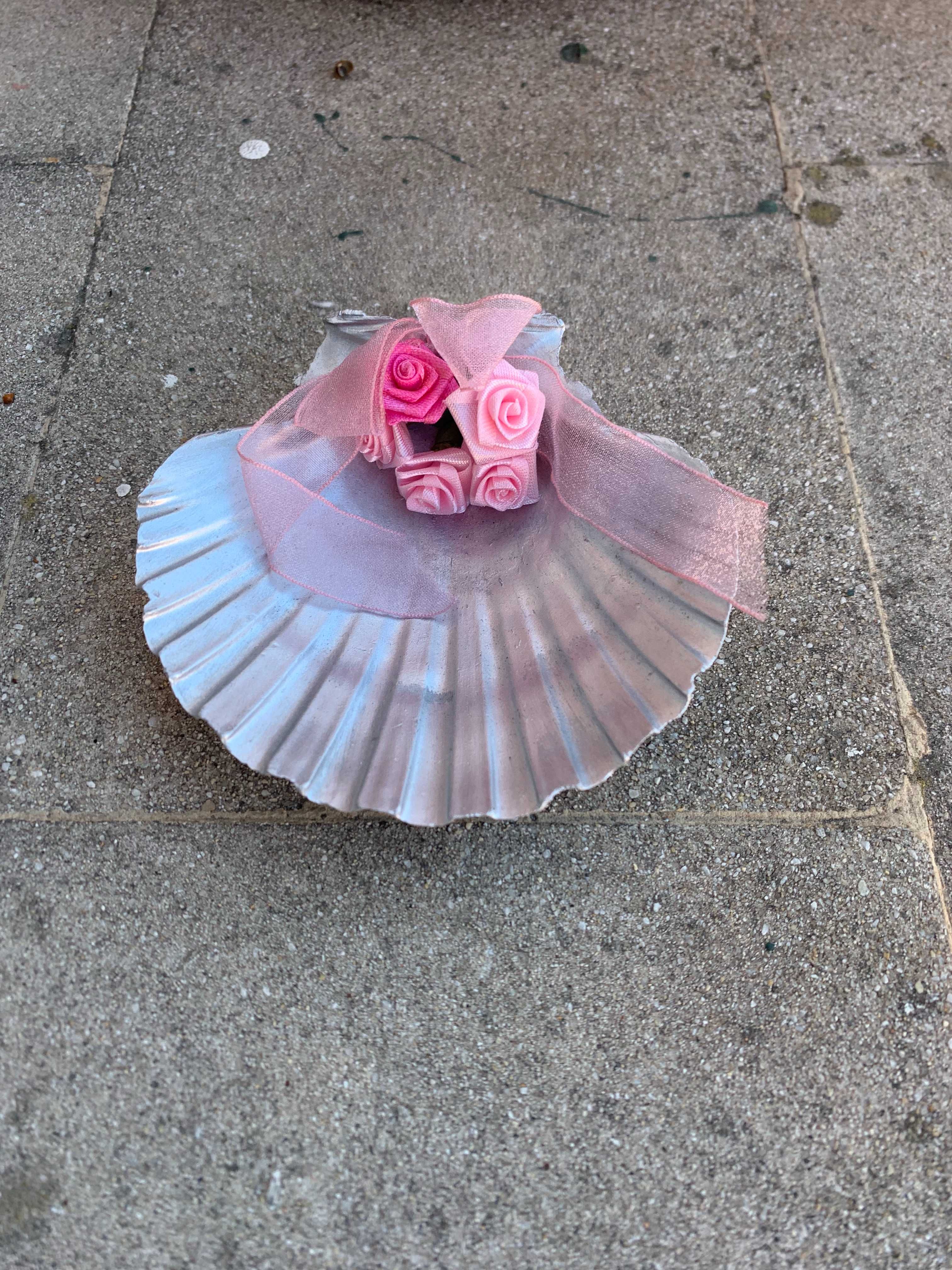 Concha de batismo prateada 5 rosas com saqueta transparente letra J