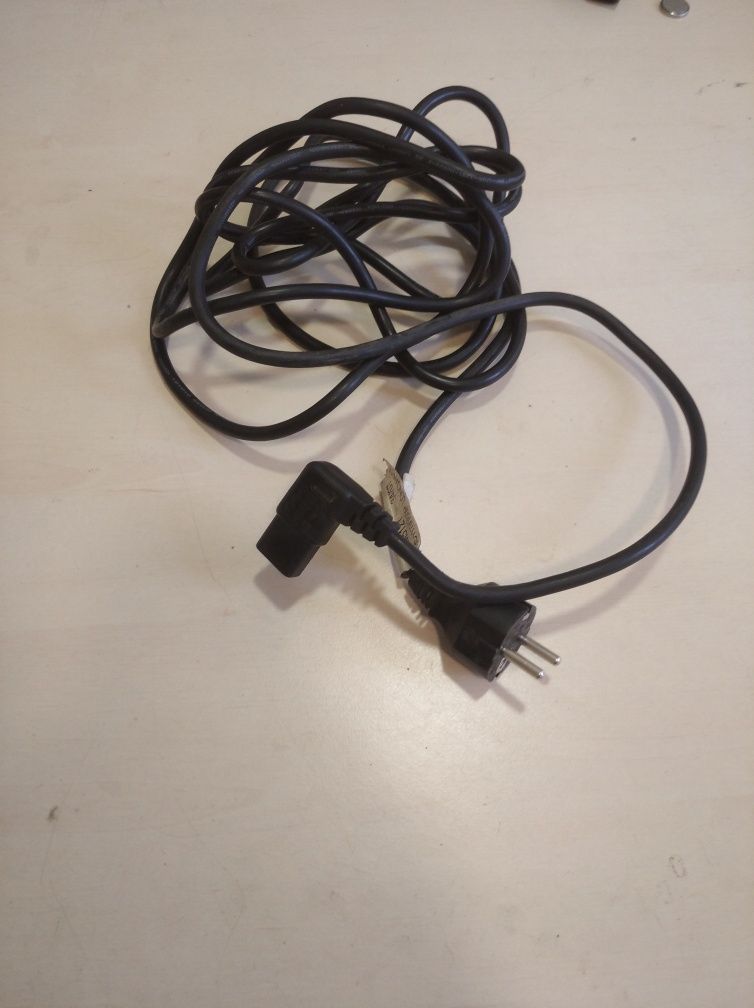 Продам качественный кабель 220 вольт  4 метра  для компьютера
