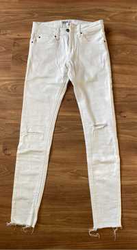 Białe jeansy Bershka, rozmiar: 34