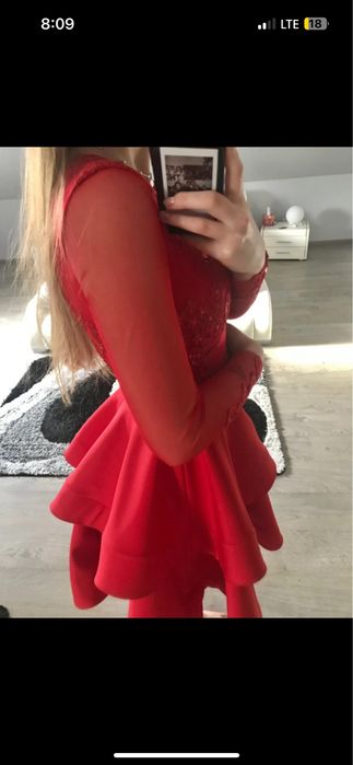 Sukienka czerwona z siateczowymi rekawami