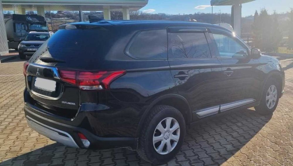 Продам чорний Mitsubishi Outlander - відмінний стан, з салону
