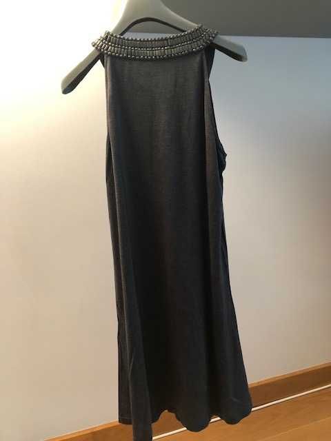 Vestido sem mangas cinzento com decote com aplicações