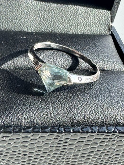 Srebrny pierscionek YES z topazem