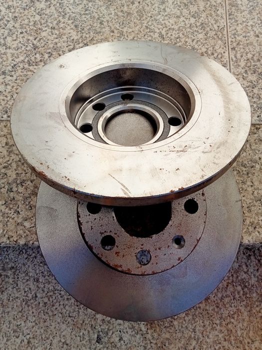 Vendo 2 discos de travões novos.