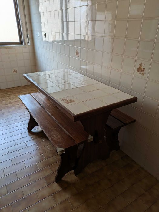 mesa de cozinha em mogno com dois bancos corridos