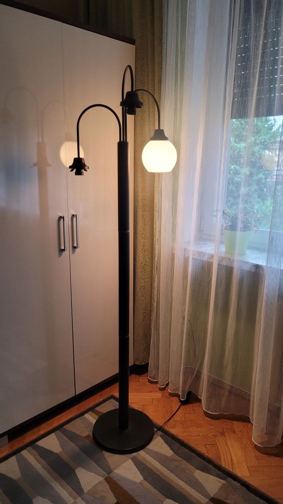 Lampa stojąca trzypunktowa