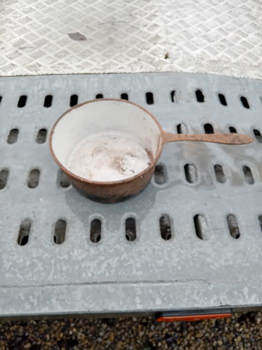 Stary garnek żeliwny około 2litry