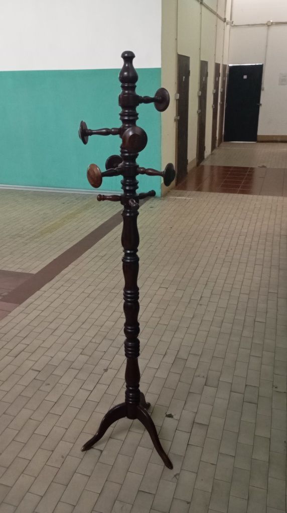 Cabide de pé alto