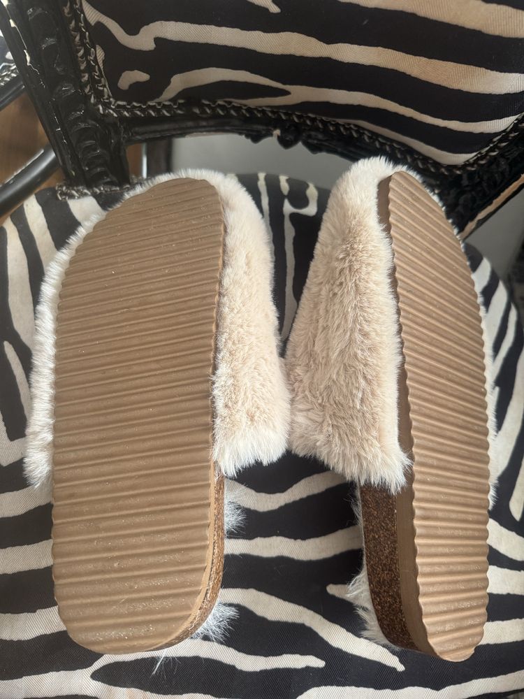 Puszyste kapcie typu mule Primark 40/41