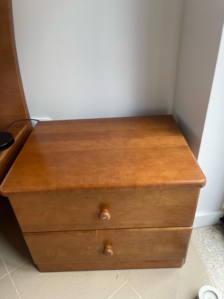 Cama com mesinhas de cabeceira e colchao.