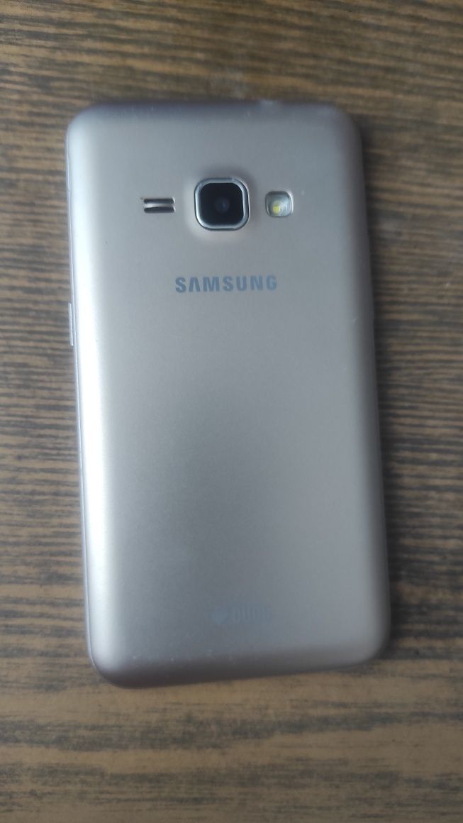 Телефон Samsung galaxy j1