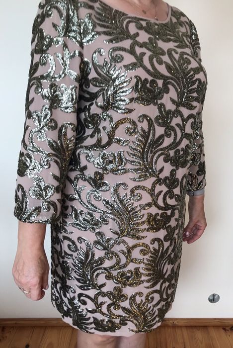 Sukienka bogato zdobiona cekiny wzór