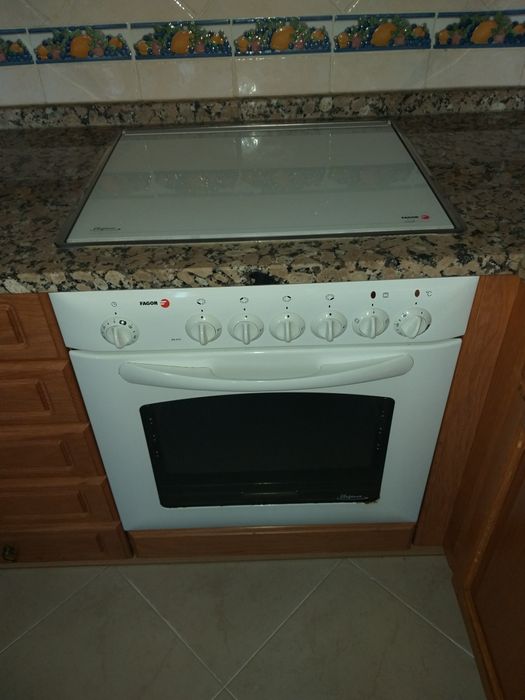Forno placa e exaustor marca fagor em ótimo estado em branco placa com