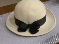 Elegancki beżowy kapelusz