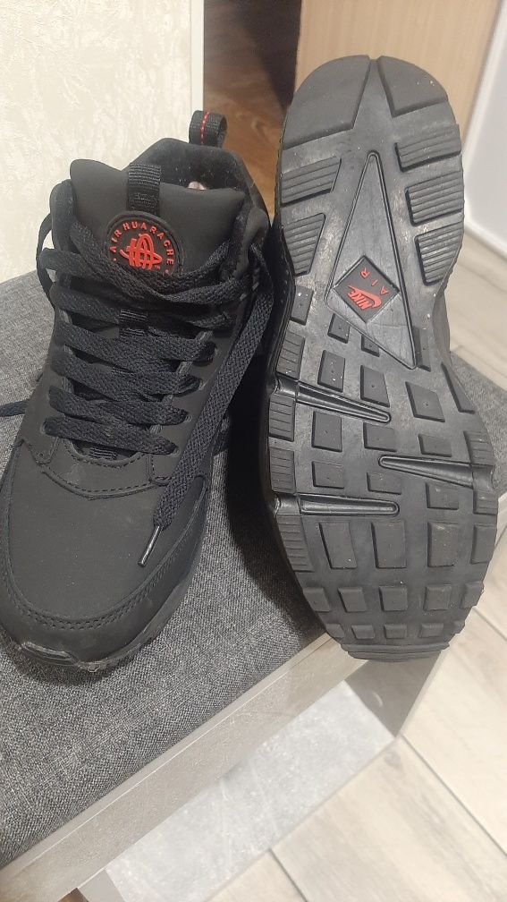 Кроссовки NIKE б/у одевала пару раз.