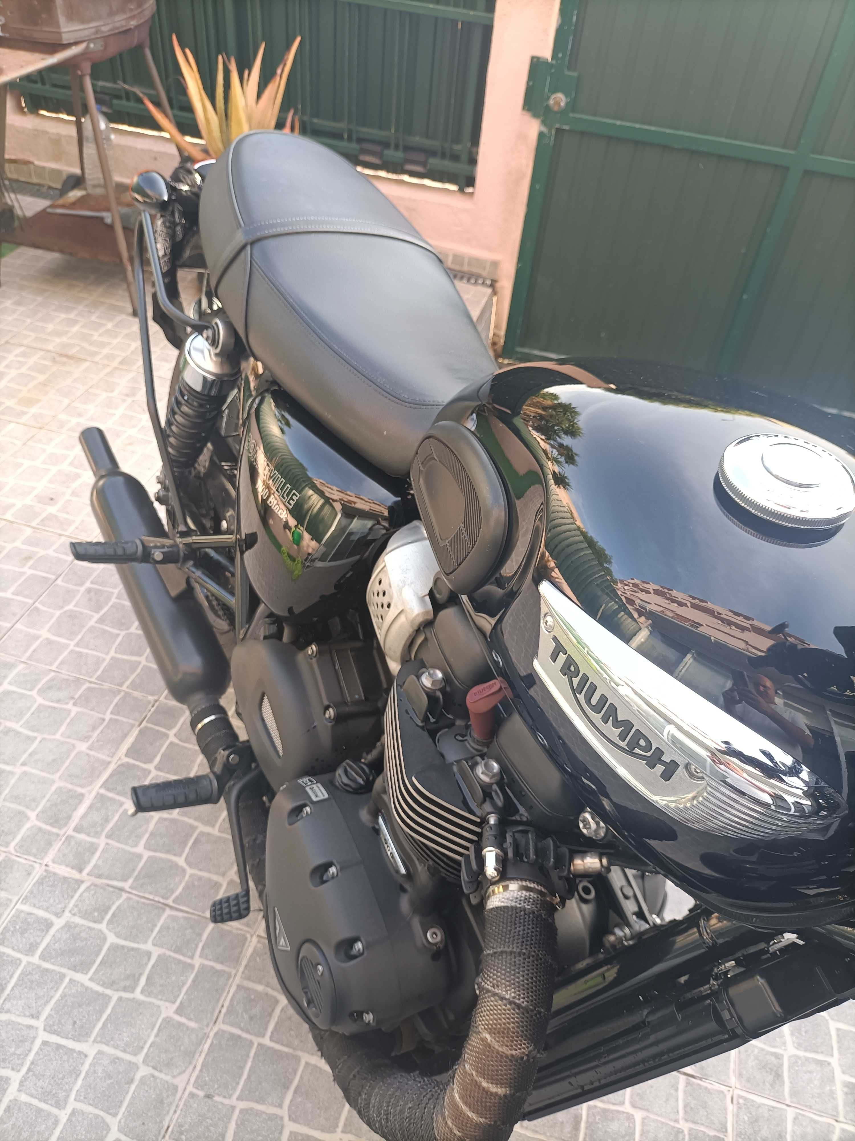 Triumph Bonneville T100 - 900CC - Ano 2017