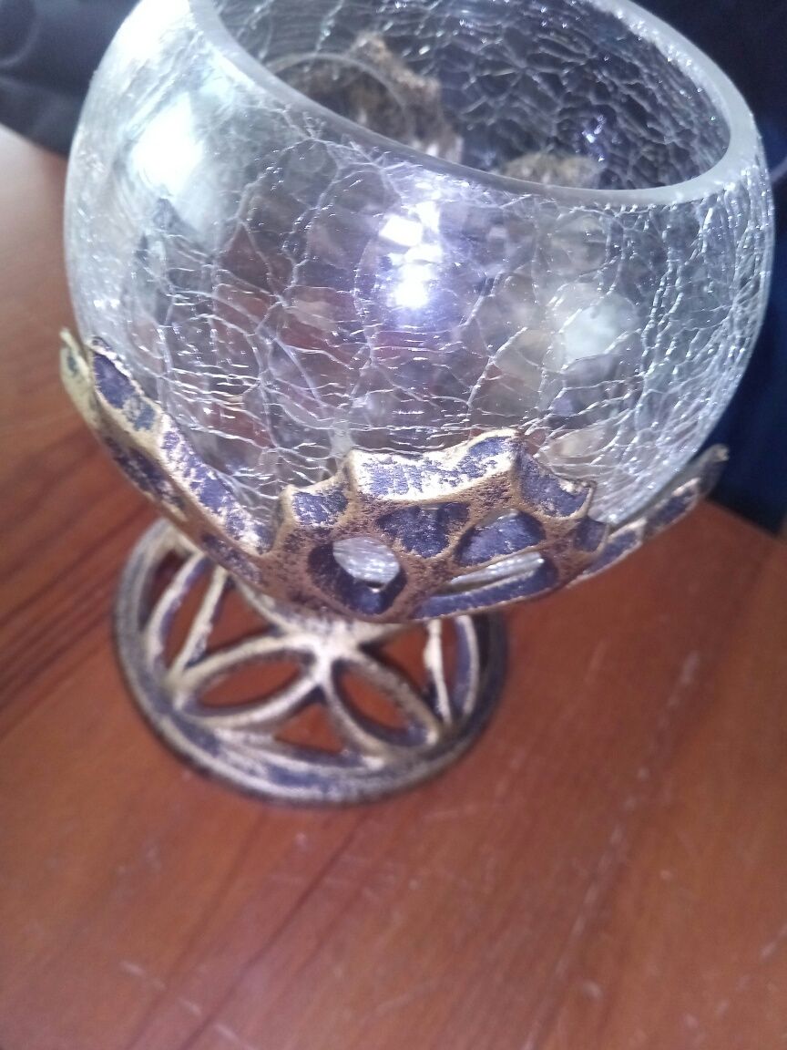 Jarra bola em vidro com suporte em ferro forjado muito antigo