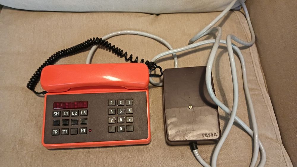Telefone vintage Tesla laranja