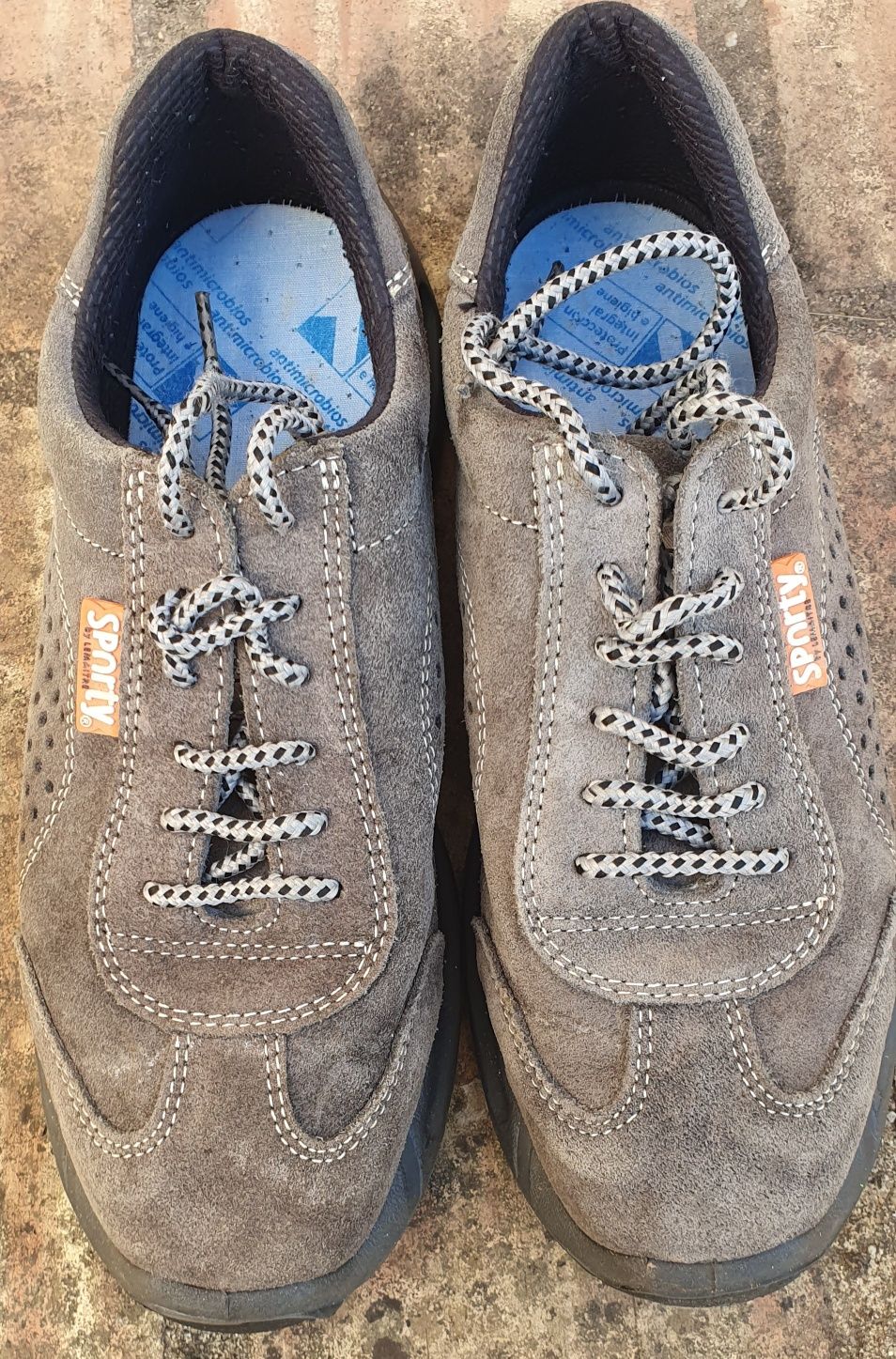 Sapatos e capacete de segurança