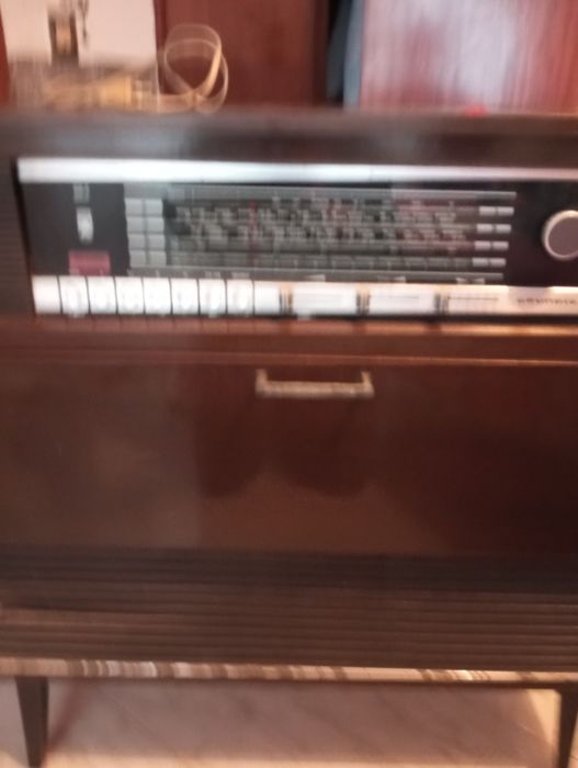 Móvel gira discos com radio