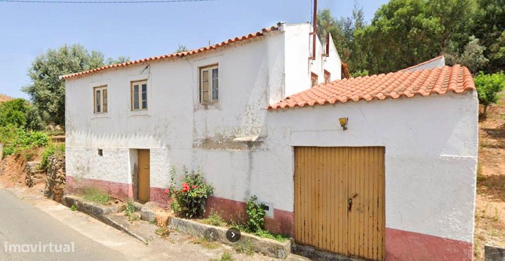 Moradia para recuperar com vários materiais incluidos