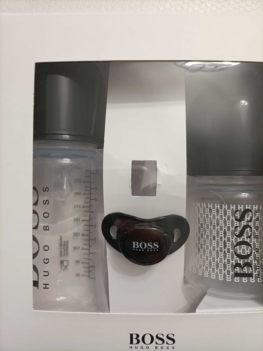Caixa com biberões e chupeta Hugo Boss