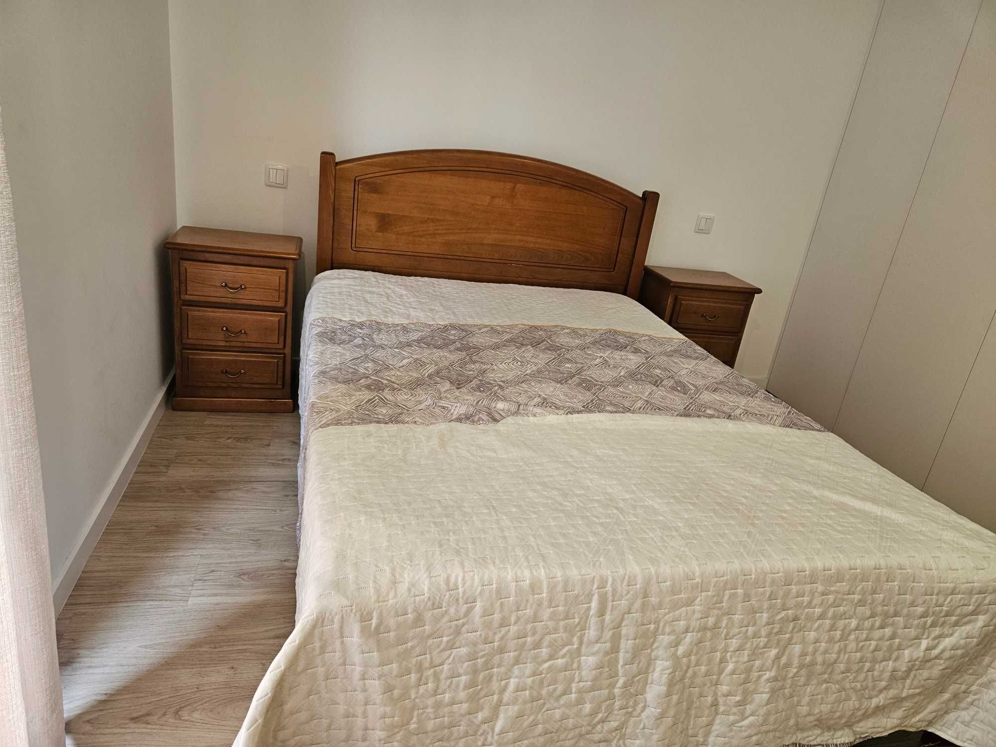Cama com estrados, coleção e mesas de cabeceira